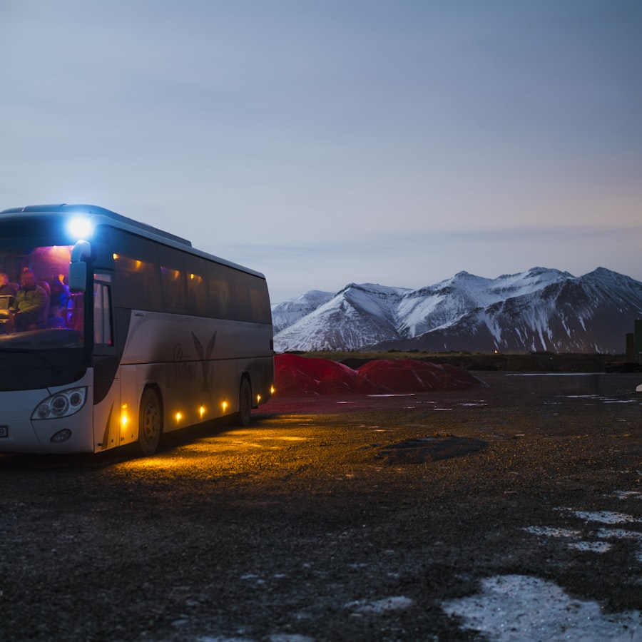 现代城市中整洁的电动公交车与自行车道，展示绿色出行基础设施